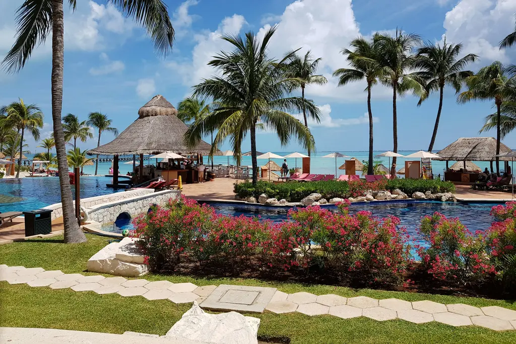 Garden with palm trees and pool in Cancún