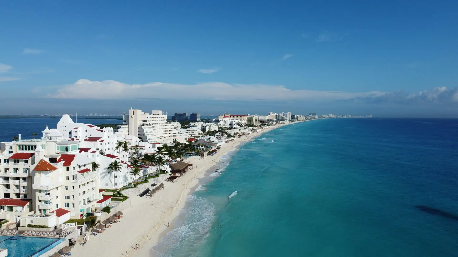 Beach and turquoise sea in the Cancún Hotel Zone